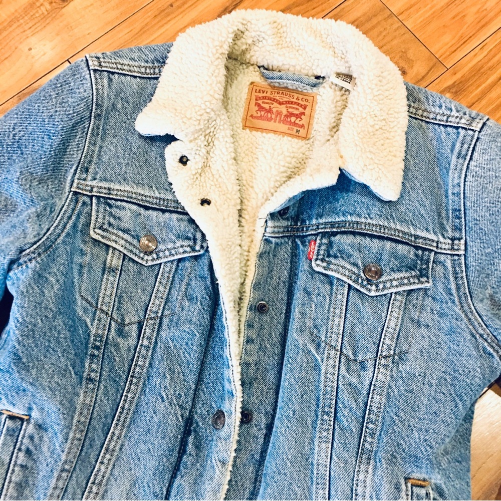 Levi’s fleece Sherpa lined denim jean jacket coat - trending trucker coat medium